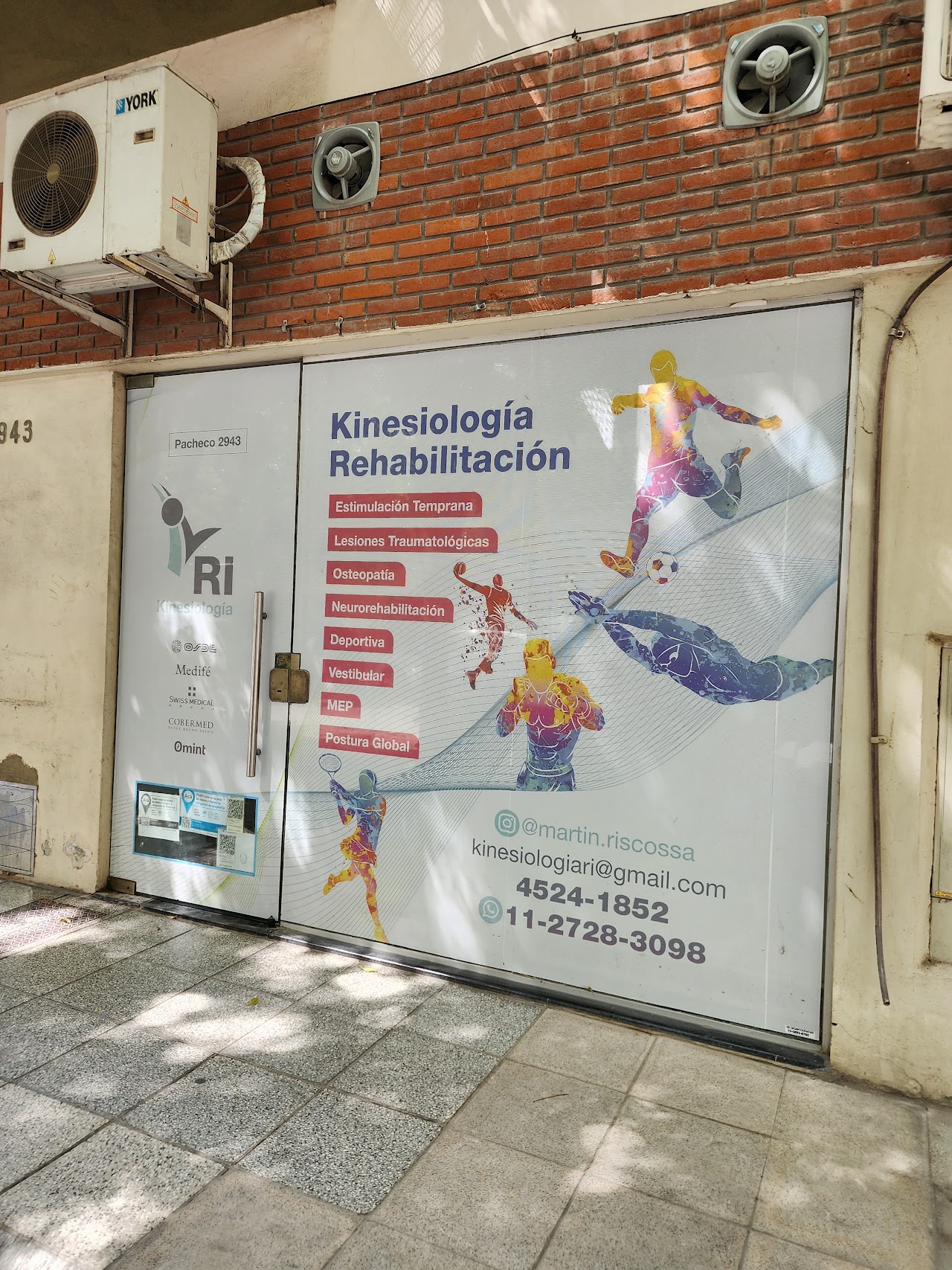 Cartel con los servicios de kinesiología y rehabilitación