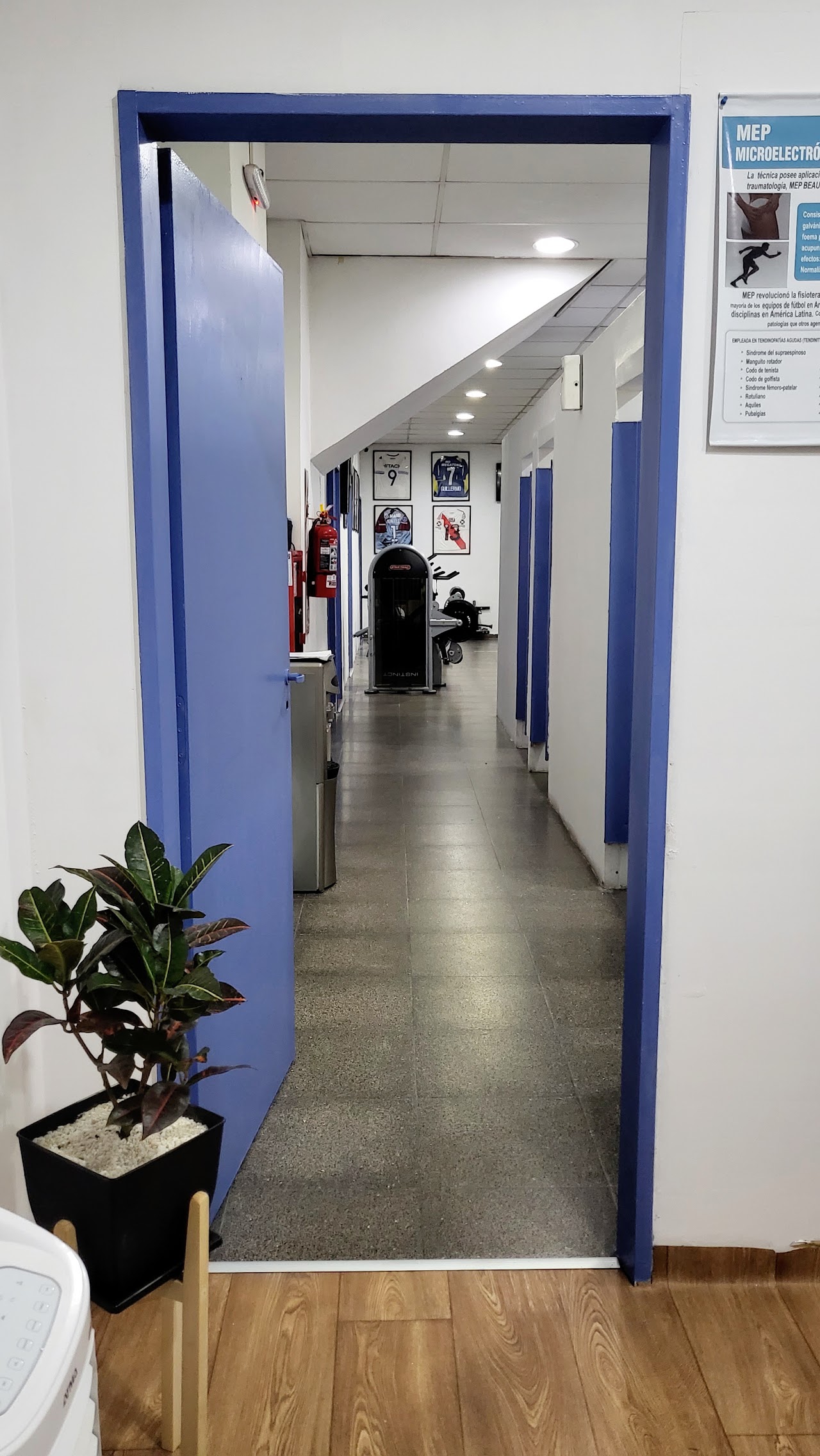 Pasillo de consultorios del centro de kinesiología
