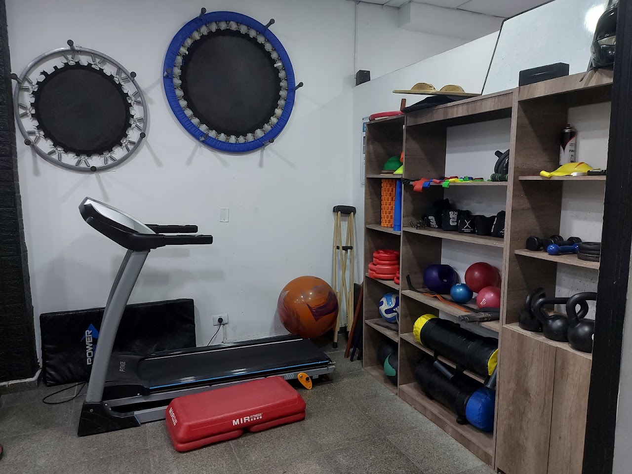 Sala de equipamiento y elementos de rehabilitación
